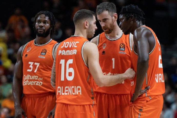 Archivo - Stefan Jovic y Víctor Claver, durante un partido del Valencia Basket.