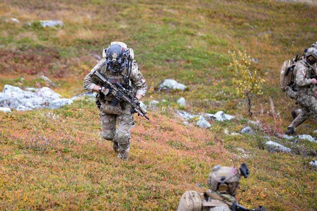 Archivo - September 22, 2023 - Bardufoss, Norway - A Green Beret with U.S. Army 10th Special Forces Group (Airborne) moves to secure the area and begin searching for two injured pilots during a personnel recovery training scenario as part of exercise Adam