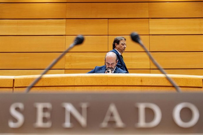 Archivo - El presidente del Senado, Pedro Rollán (i), y el secretario de Política Autonómica del PSOE y vicepresidente segundo del Senado, Guillermo Fernández Vara (d), durante una sesión plenaria, en el Senado, a 14 de noviembre de 2023, en Madrid (Esp