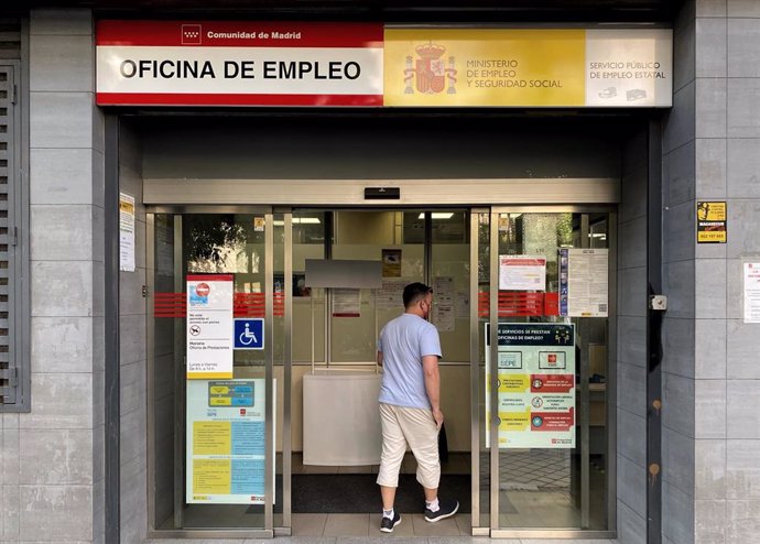 Archivo - Un hombre entra a la oficina de empleo de Acacias, a 4 de octubre de 2022, en Madrid (España).