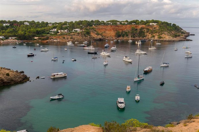 Archivo - Imagen de archivo con varios barcos fondeados en la cala de Porroig, zona donde se ha producido el desprendimiento.
