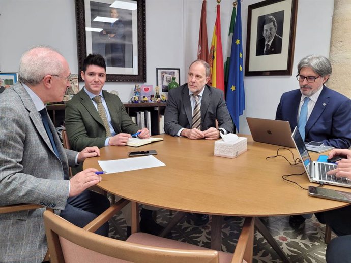 Reunión entre responsables de la UJA y del Ayuntamiento de Úbeda.