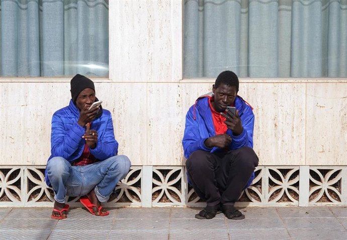 Dos migrantes subsaharianos llegados a España.
