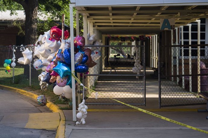 Archivo - 30 May 2022, US, Uvalde: The site of the shooting massacre at Robb Elementary School is cordoned off for investigation while the surrounding areas were opened to the public. An 18-year-old had broken into the school and opened fire on children a
