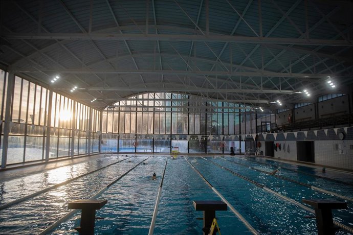 Varias personas nadan en una piscina, a 17 de enero de 2024, en Barcelona