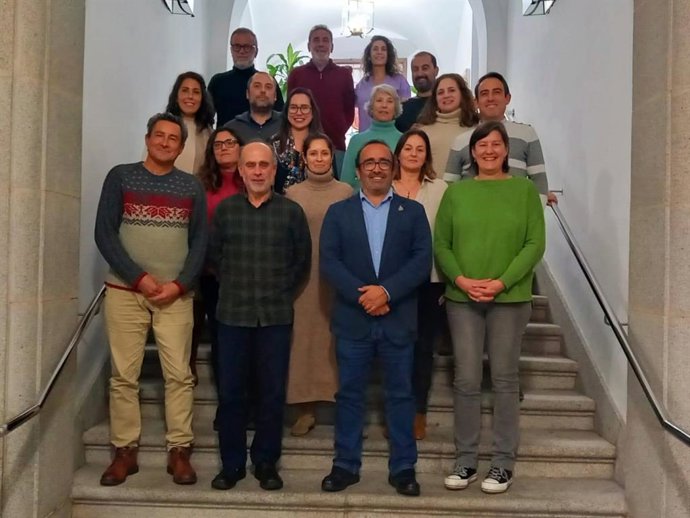 El presidente de la Diputación de Cáceres con el grupo de integrantes del Programa de Felcode ' Voluntarios Expertos'