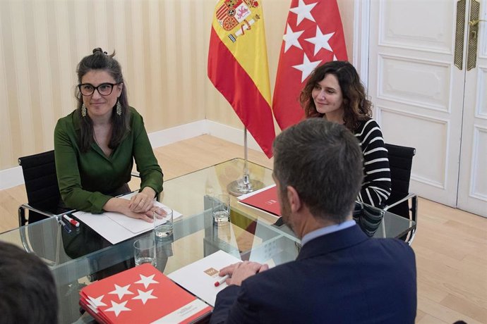 El portavoz del Gobierno de la Comunidad de Madrid, Miguel Ángel García, frente al consejero de Presidencia y la presidenta de la Comunidad de Madrid, Isabel Díaz Ayuso