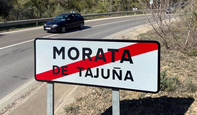 Archivo - Cartel de salida del pueblo Morata de Tajuña, el único municipio con restricciones en Madrid, en Morata de Tajuña, Madrid, (España), a 15 de marzo de 2021. 