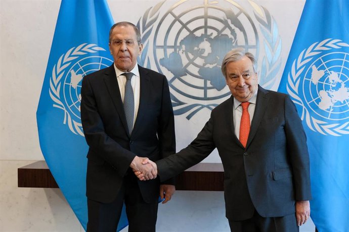 Archivo - El ministro de Exteriores de Rusia, Sergei Lavrov, junto al secretario general de Naciones Unidas, Antonio Guterres.