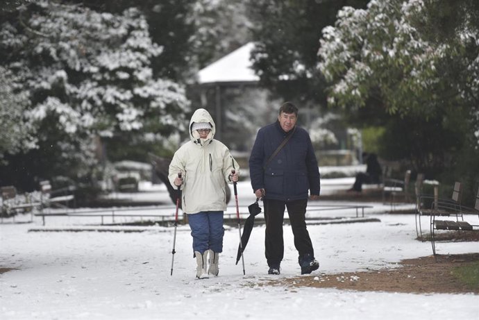 Dos personas caminan por una calle nevada, a 10 de enero de 2024, en Jaca, Huesca, Aragón (España). 
