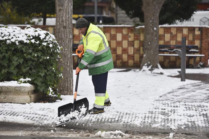 Un hombre retira la nieve de una calzada, a 10 de enero de 2024, en Jaca, Huesca, Aragón (España). 