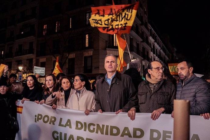 La portavoz de VOX en la Asamblea de Madrid, Rocío Monasterio (4i), y el portavoz de Vox en el Ayuntamiento, Javier Ortega Smith (3d), durante la concentración por el estreno de la obra de teatro Altsasu en el Teatro de la Abadía 