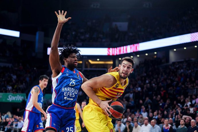 El jugador del Bara Willy Hernangómez en el partido de Euroliga en la pista de Anadolu Efes Istanbul