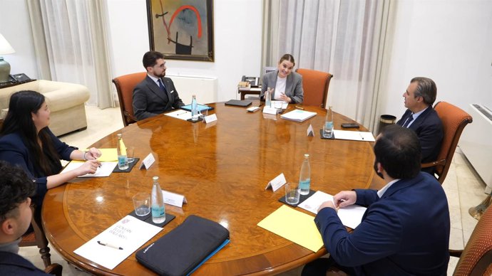 La presidenta del Govern, Marga Prohens, y el conseller de Educación y Universidades, Antoni Vera, reciben a los representantes del Consejo de Estudiantes de Baleares.