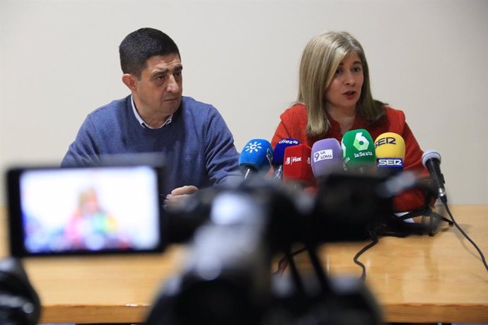 El secretario general del PSOE de Jaén, Francisco Reyes, y la alcaldesa de Úbeda, Toni Olivares, en rueda de prensa