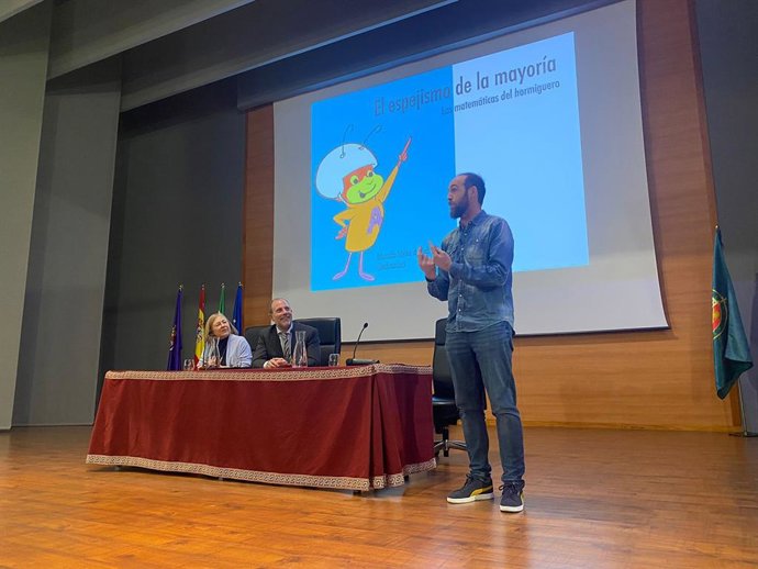 El matemático Eduardo Sáenz de Cabezón ofrece en la UJA la conferencia 'El espejismo de la mayoría'
