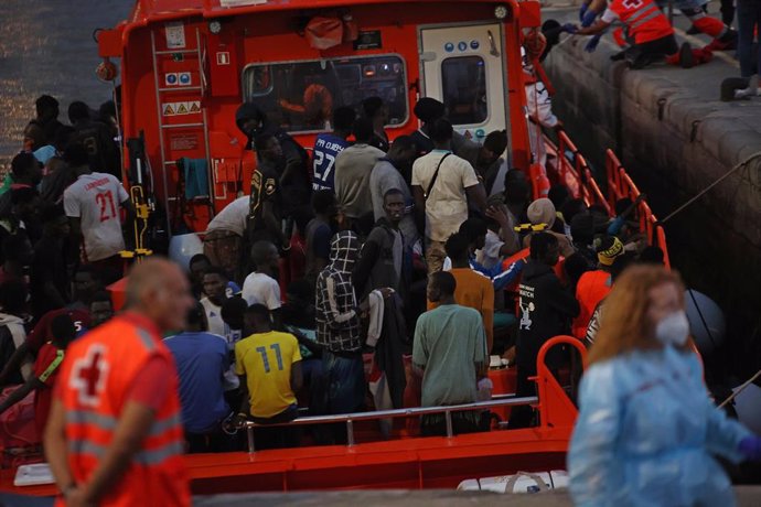 Archivo - Llegada de un barco de Salvamento Marítimo que ha rescatado a una patera