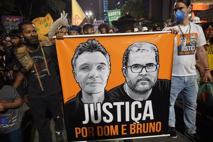 Archivo - Imagen de archivo de indígenas de Brasil protestando en Sao Paulo tras el asesinato de Dom Phillips y Bruno Pereira