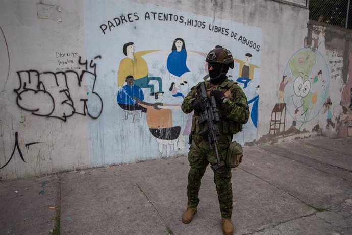 Equipos de élite de las Fuerzas Armadas ecuatorianas realizan patrullajes y registros para combatir la delincuencia en sectores conflictivos de la ciudad de Quito