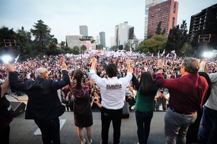 El exministro de Exteriores de México Marcelo Ebrard reaparece en el cierre de precampaña de la candidata Claudia Sheinbaum a las Presidenciales de México