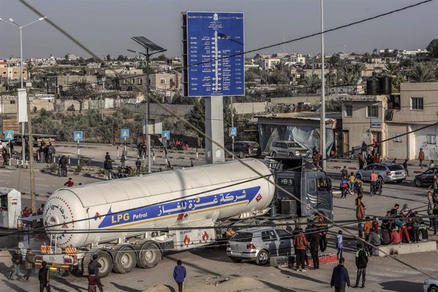 Un camión cargado de gas entra en la Franja de Gaza por el paso fronterizo de Kerem Shalom