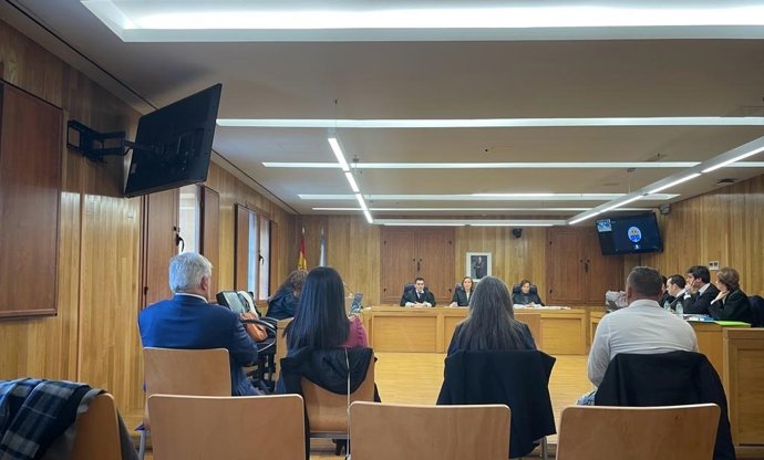 Archivo - Cuatro de los cinco responsables de la empresa Alcor Seguridad acusados de un delito contra los derechos de los trabajadores, en el banquillo de la Audiencia Provincial de Lugo, a 21 de noviembre de 2023