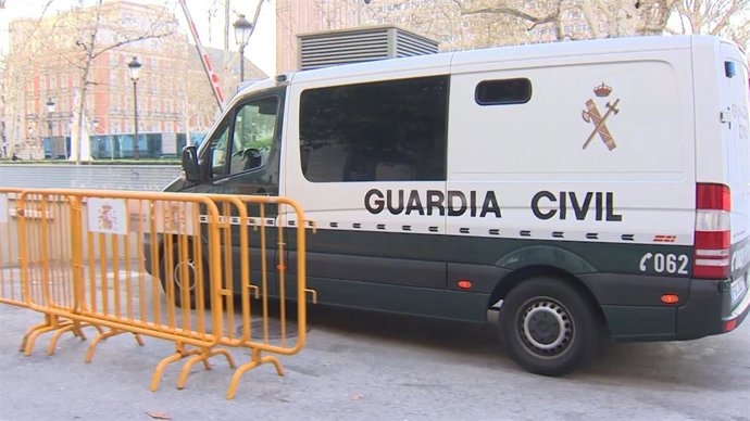 Archivo - Imágenes del coche de la Guardia Civilen con la detenida como ideóloga de los Comités en Defensa de la República (CDR), Tamara C.G