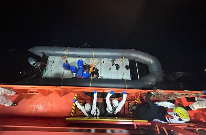 Archivo - Salvamento Marítimo durante el rescate de una neumática en la madrugada de este 23 de noviembre de 2023