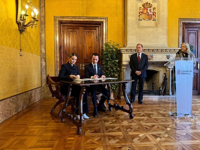 La presidenta del Govern, Marga Prohens, y el presidente del Consell de Mallorca, Lloren Galmés, firman el Pacto por el Agua.