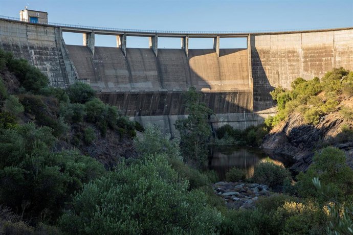 Archivo - Embalse de Gergal perteneciente cuenca hidrográfica del Guadalquivir , a 8 de agosto de 2022 en  Guillena, Sevilla (Andalucía, España).
