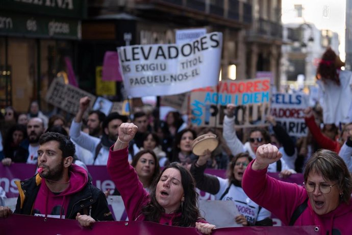 Decenas de personas protestan durante una concentración del sindicato Infermeres de Catalunya, en la plaza Sant Jaume, a 8 de enero de 2024, en Barcelona, Catalunya (España)
