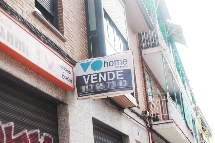 Archivo - Local con cartel de "se vende", a 9 de agosto de 2023, en Madrid (España). La vivienda en alquiler en España cerró julio con un precio medio por metro cuadrado de 10,93 euros, lo que supone un 6,74% más en comparación al mismo mes del año ante
