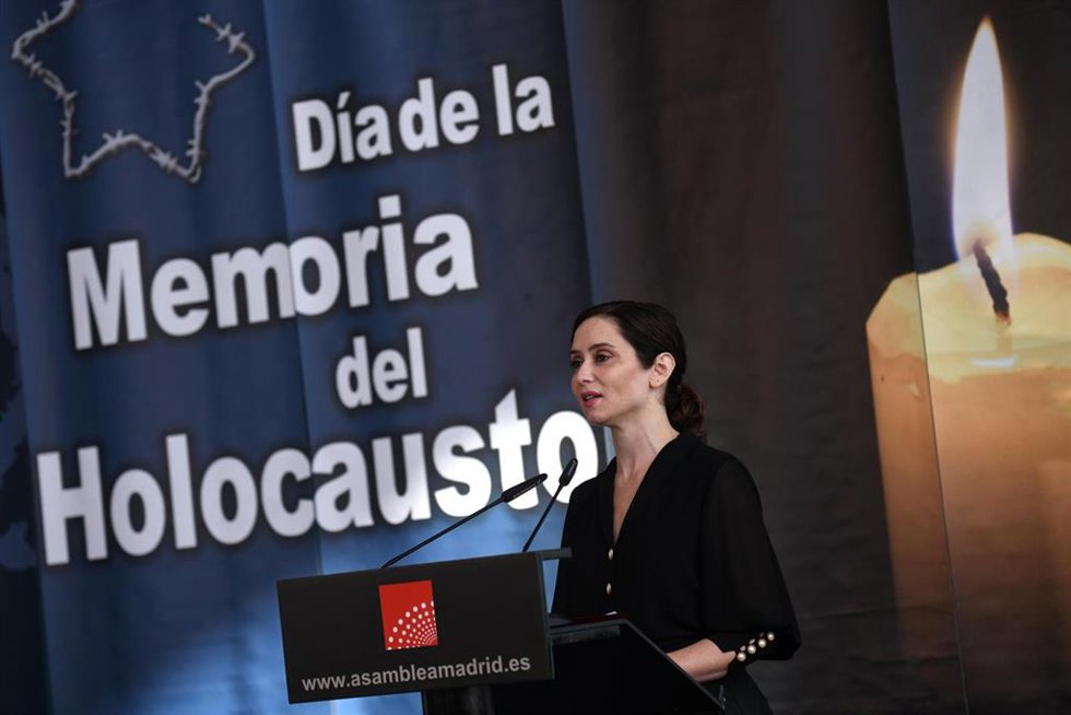 Archivo - Imagen de recurso de la presidenta de la Comunidad de Madrid, Isabel Díaz Ayuso, durante una ceremonia para conmemorar el Holocausto en la Asamblea de Madrid en enero de 2023.