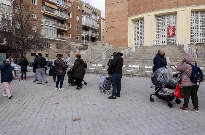 Archivo - Varias personas hacen cola para recibir alimentos de la Fundación Madrina, a 29 de diciembre de 2021, en Madrid, (España). Esta es una de las donaciones a colectivos vulnerables que está llevando a cabo la Fundación Madrina en Navidad, como un