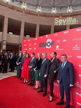La diputada de Desarrollo Económico Sostenible, Esperanza González, ha acudido a Sevilla con motivo de la celebración de Simof, donde Málaga de Moda participa con un estand y con los desfiles de siete diseñadoras.