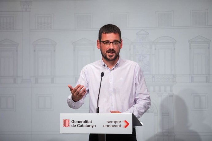 Archivo - El alcalde de Girona, Lluc Salellas (i), comparece ante los medios de comunicación tras una reunión con el presidente de la Generalitat, Pere Aragons en el Palau de la Generalitat de Catalunya, a 31 de agosto de 2023, en Barcelona, Catalunya 