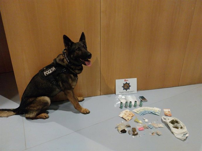 Perro de la Unidad Canina de la Policía Municipal de Bilbao con la droga incautada.