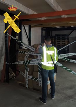 Guardia Civil haciendo la requisa