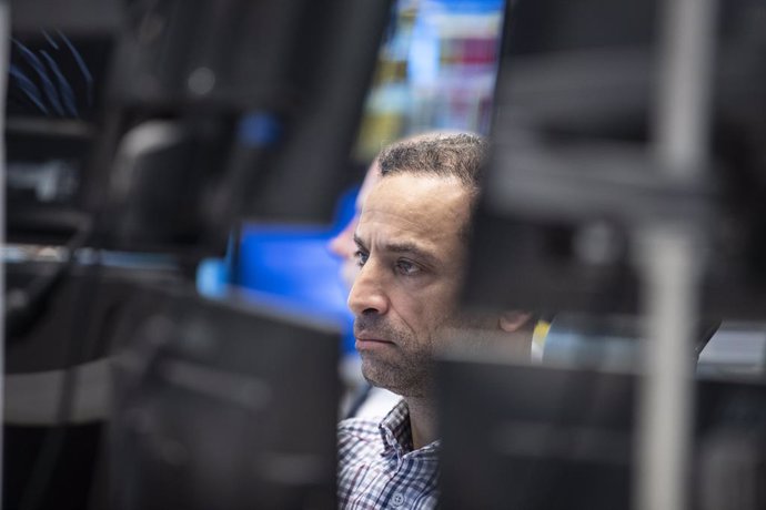 Archivo - 12 March 2020, Hessen, Frankfurt_Main: A stock trader looks at monitors in the trading room of the Frankfurt Stock Exchange. Germany's DAX index of 30 blue-chip companies has dropped below 10,000 points for the first time since mid-2016. Photo: 