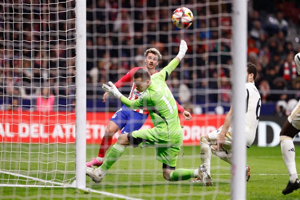 El delantero del Atlético de Madrid Antoine Griezmann marca un gol ante el Real Madrid en la Copa del Rey 2023-2024.