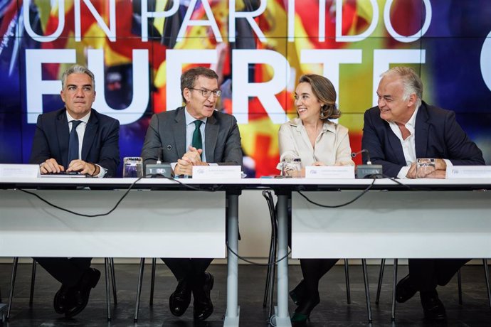 (I-D) El coordinador general del PP, Elías Bendodo; el presidente del Partido Popular, Alberto Núñez Feijóo; la secretaria general del Partido Popular, Cuca Gamarra, y el vicesecretario de Acción Institucional del Partido Popular, Esteban González Pons,