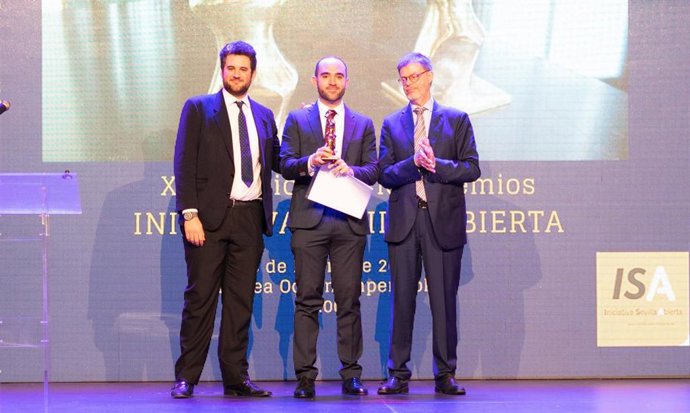 Miembros de la Asociación Sevilla Quiere Metro, premiados por Iniciativa Sevilla Abierta (ISA).