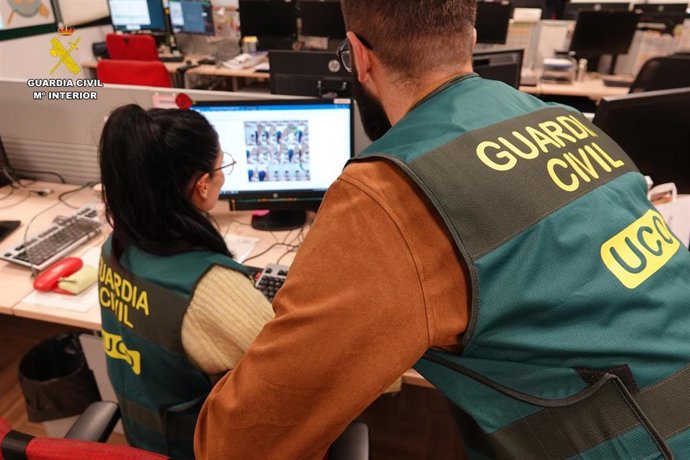 Archivo - Agentes de la Guardia Civil durante una investigación de contenido pedófilo en la 'deep web'