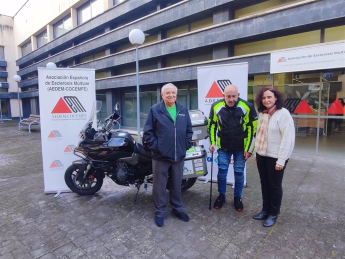 El motero con esclerosis múltiple en ruta por toda España, Prudencio Macías, visita la sede de la Asociación Española de Esclerosis Múltiple (AEDEM-COCEMFE).