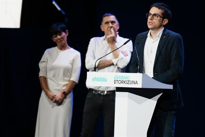 Archivo - El candidato de EH Bildu a Lehendakari, Pello Otxandiano, interviene durante un acto de EH Bildu para mantener un encuentro con sus bases, en el Palacio Euskalduna, a 17 de diciembre de 2023, en Bilbao, Bizkaia, País Vasco (España). Durante el