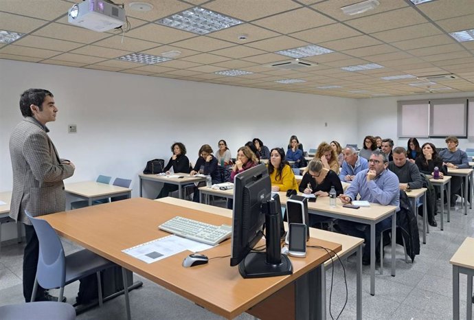 Inspectores de Turismo del Consell de Mallorca asisten a una formación para mejorar el control de la compra de producto local en establecimientos turísticos.