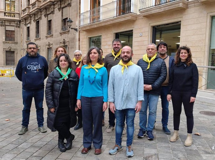 La agrupación municipal de Més per Palma, esta mañana, en la plaza de Santa Eullia comunican malestar por la organización de las fiestas de Sant Sebasti hecha por el PP.
