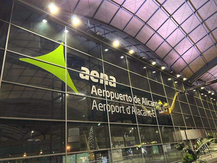 Archivo - El Aeropuerto de Alicante-Elche Miguel Hernández incluye su logotipo en la fachada de acceso a facturación