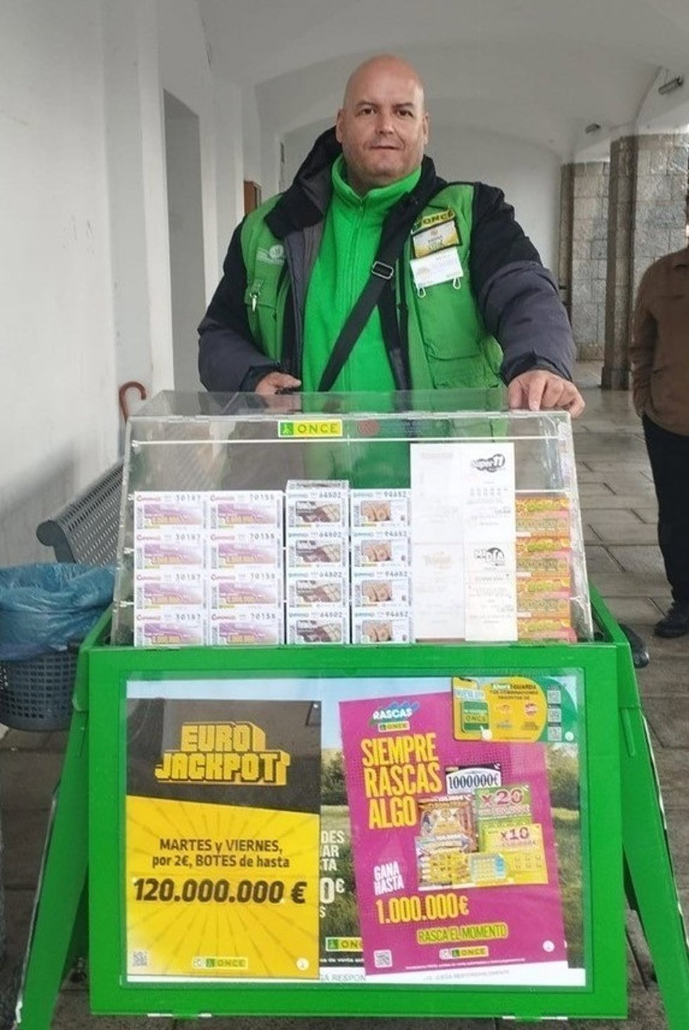 El vendedor de la ONCE Bernabé Estévez Galán repartió los cupones premiados en Valdivia (Badajoz) .