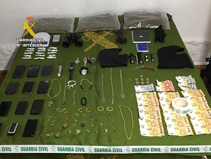 La Gurdia Civil ha detingut quatre persones a Callosa d'Ensarriá i La Nucia a les quals se'ls imputa la comissió de 21 delictes de robatori amb fora